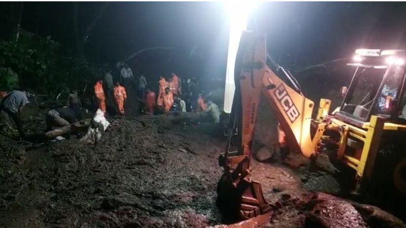 landslide at Kudayathur Idukki Four people missing