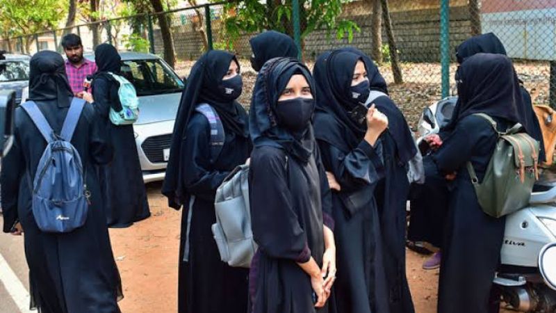 16% Muslim girl students in mangalore university collect TCs in hijab row