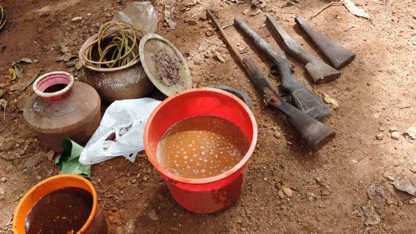 Local guns and 15 liters of wash were found in Thrissur