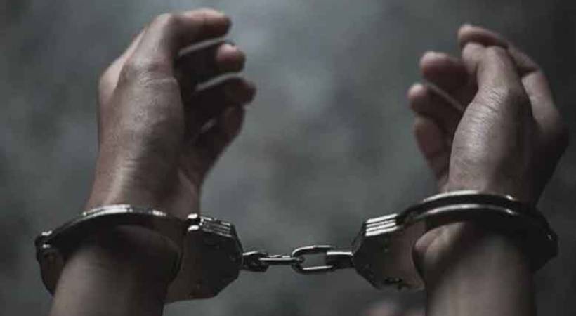 Private bus employees assaulted the car passenger