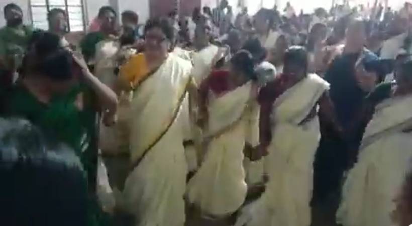 r bindu dance with kudumbasree workers