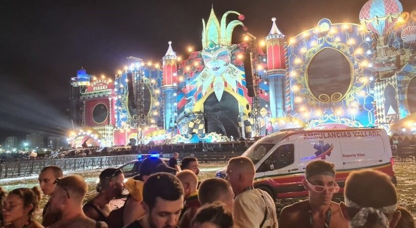 One Killed As Strong Winds Cause Stage Collapse In Spain 