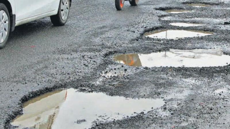 bike rider died after falling into a pothole on road