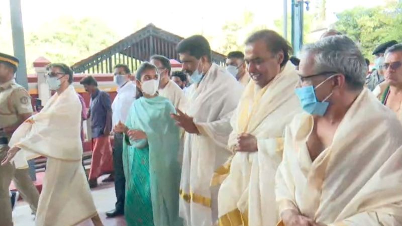 mukesh ambani visisted guruvayur temple