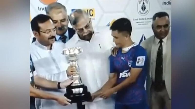 Bengal Governor pushed Sunil Chhetri while taking photo