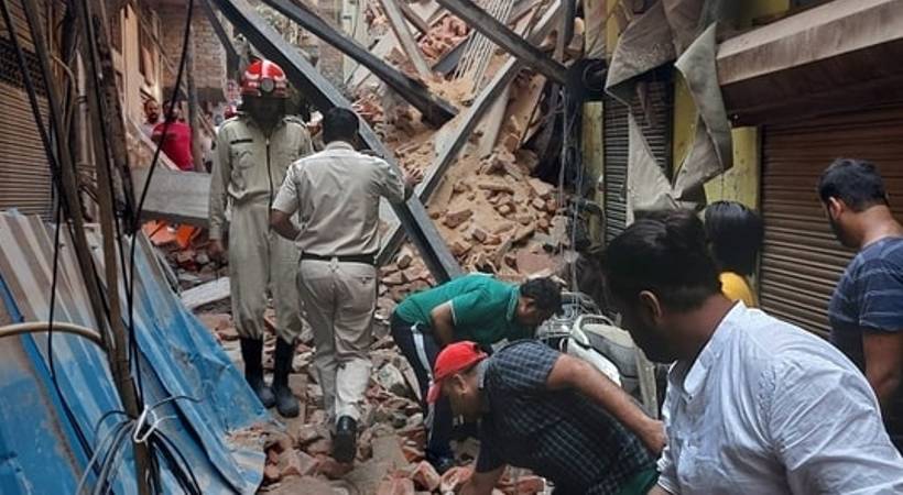 delhi azad market building collapsed