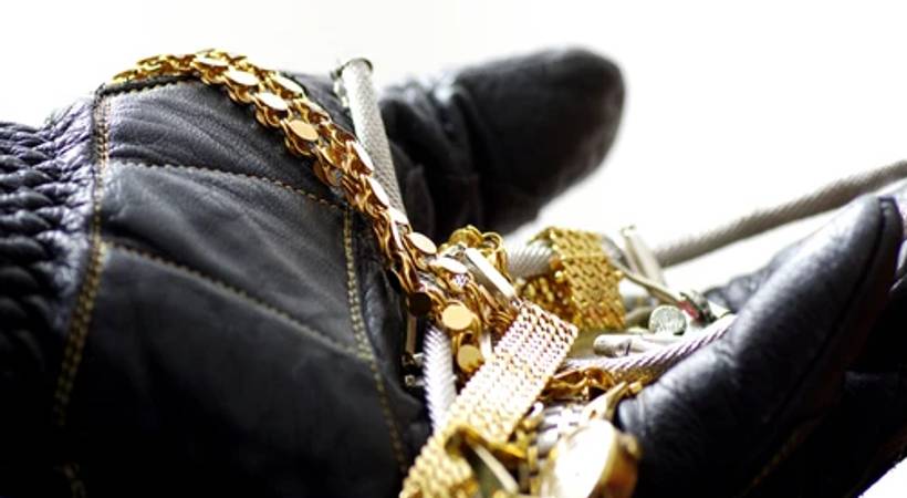housewife's gold necklace stolen