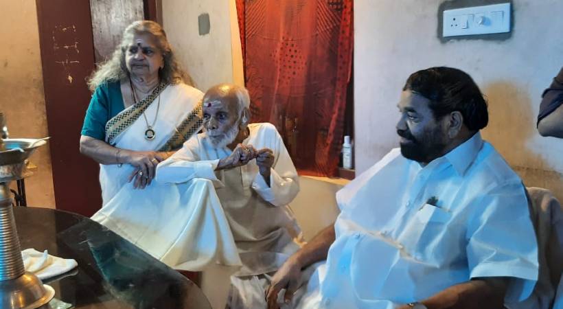 vn vasavan gift uthradakizhi to soumyavathi