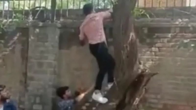 men from outside scaling the walls of women's College delhi