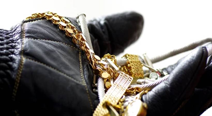 Witchcraft treatment; Gold and money were stolen
