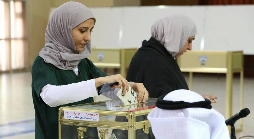 Women return to Kuwait national assembly