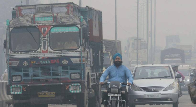 Delhi bans entry of heavy and medium goods vehicles