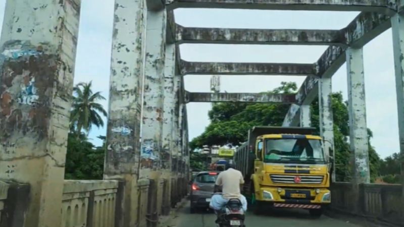 Traffic control on Kozhikode Moorad Bridge