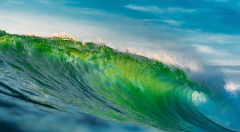 kovalam beach waves turns green