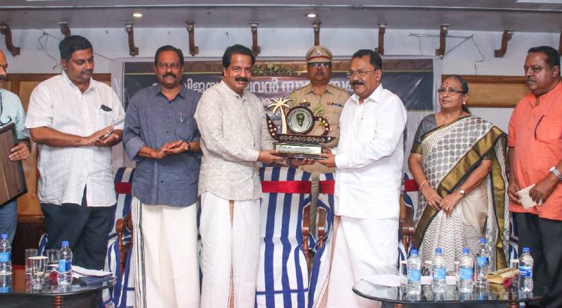 r sreekandan nair receive k vijayaraghavan award