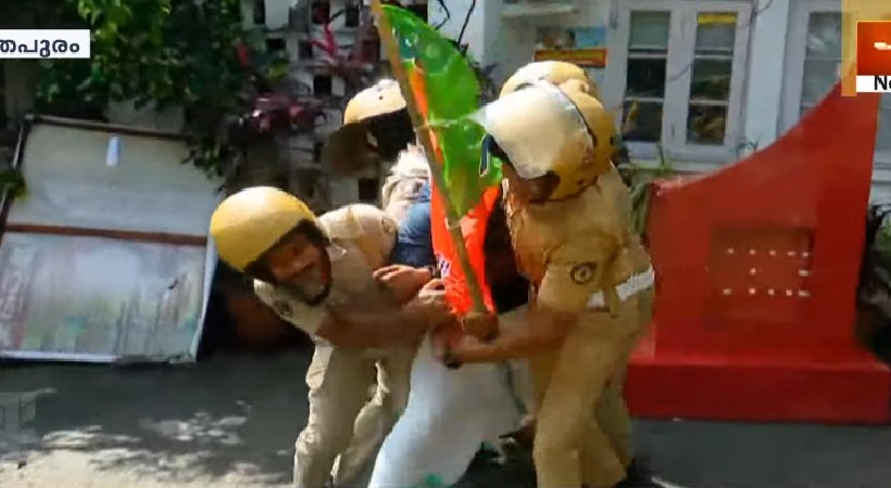 protest arya rajendran yuvamorcha