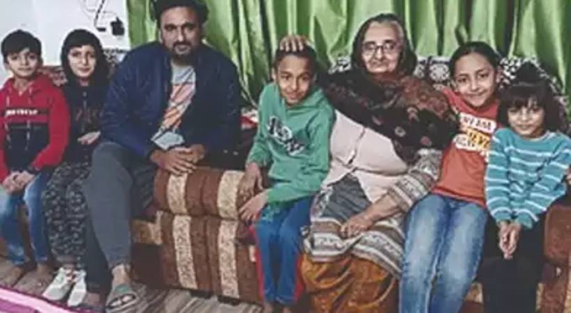Child begging at shrine returns home as crorepati