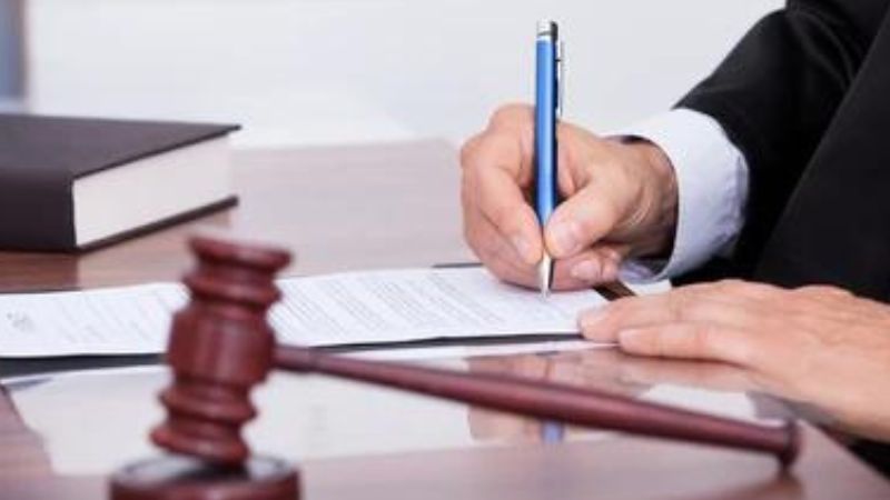 court fined man 10000 dh for threatening colleague and son