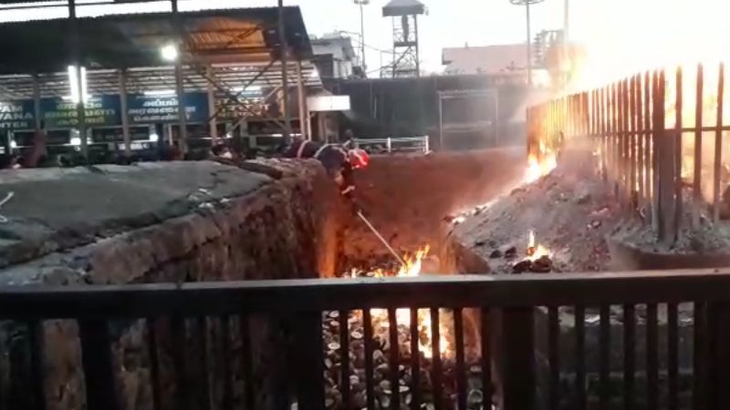 mobile phone threw at sabarimala Sannidhanam fire