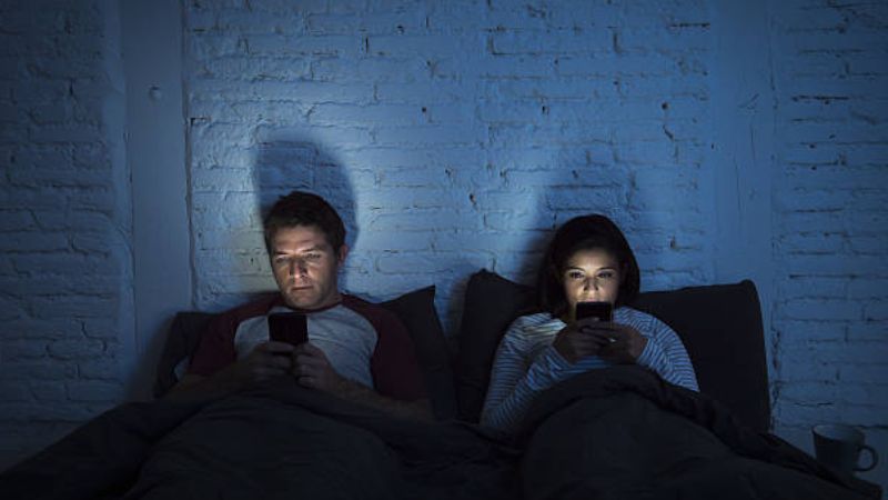 Study says excessive use of smartphone destroys marital life