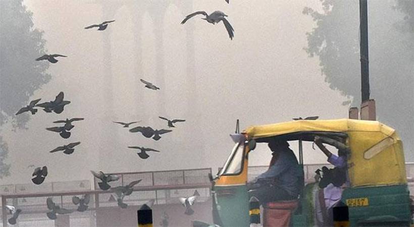 Heavy smog Delhi traffic blocked
