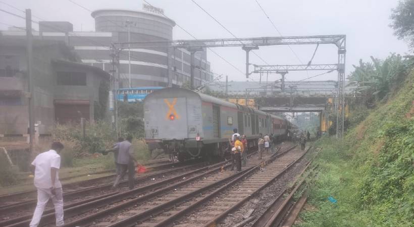 Thiruvananthapuram - Nizamuddin Express stopped at Thrissur