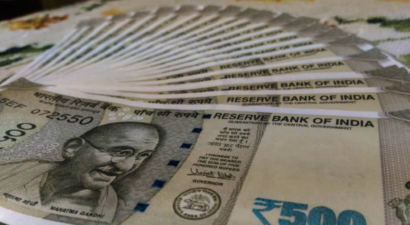 500 rupee garland snatched