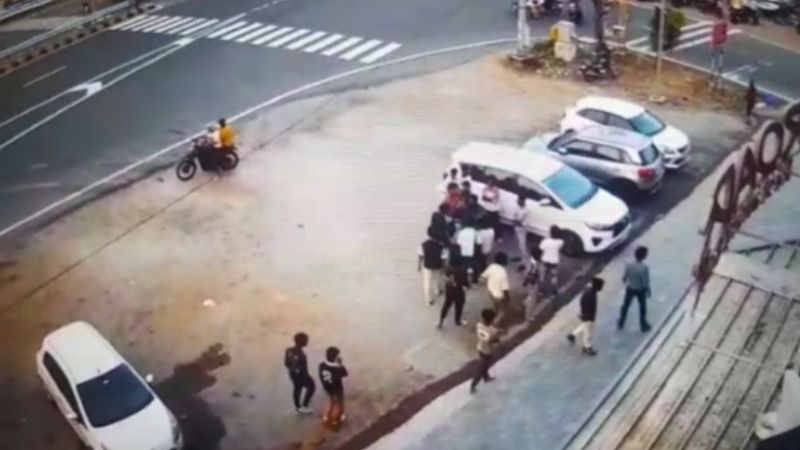 school students clash at road side palakkad