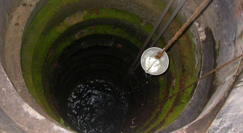 Auto driver found dead in well