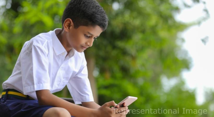 child rights commission about school children mobile use