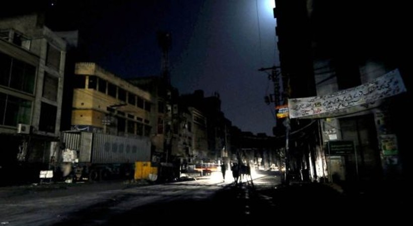grid breakdown hits pakistan