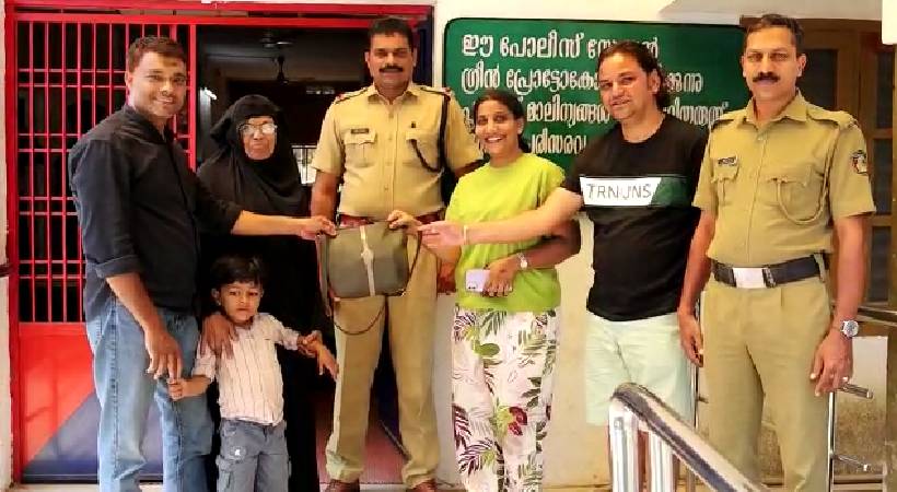 thamarassery native returns bag with 5 lakh jewelry