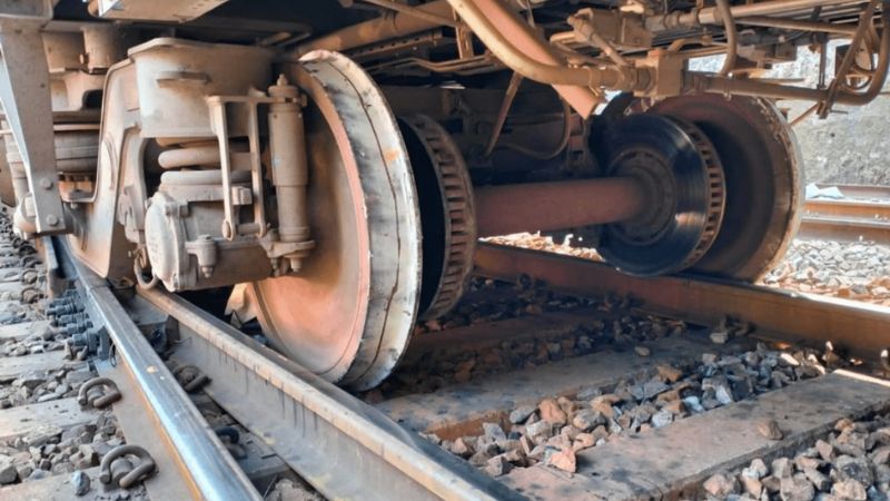 Godavari Express derails in Telangana's Bibinagar