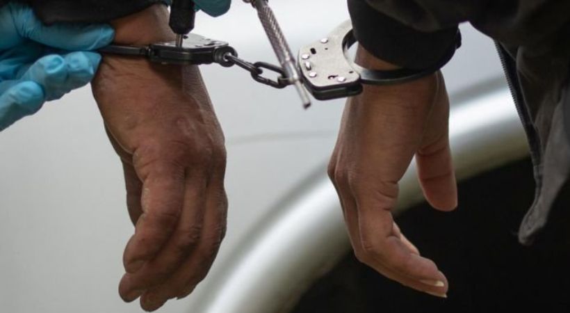 Two arrested for stealing gold necklace and mobile phone