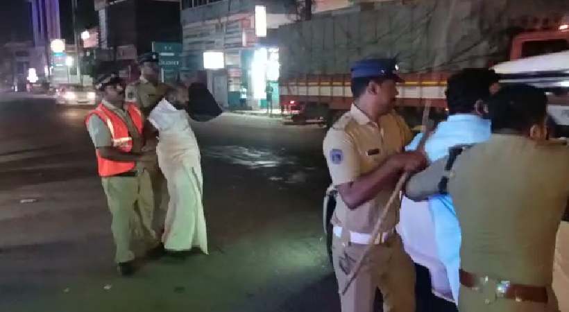 Youth Congress workers Black flag against pinarayi vijayan