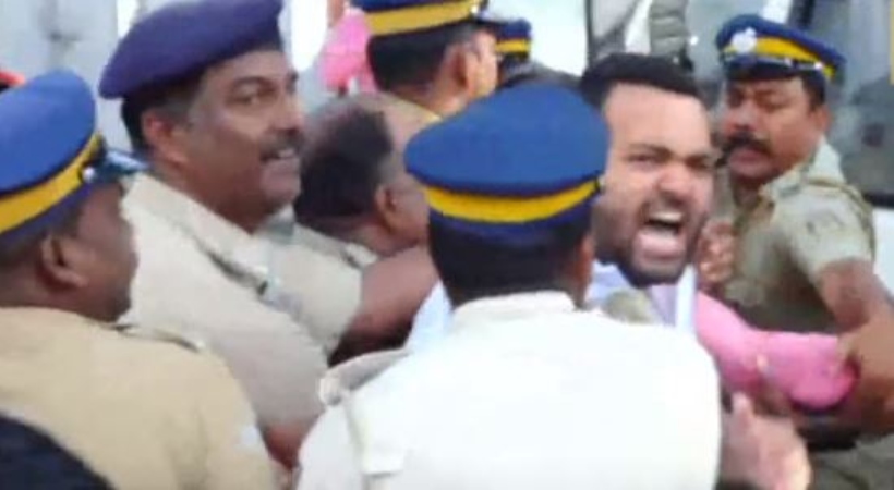 youth congress protest against cm pinarayi vijayan