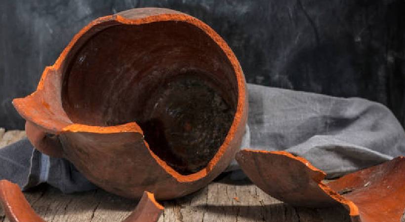 Congress breaks clay pot before water authority