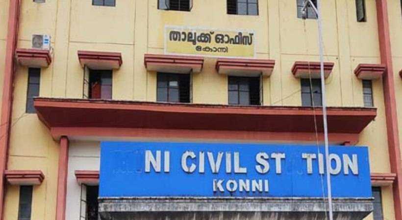 Employees arrived at Konni taluk office after mass vacation