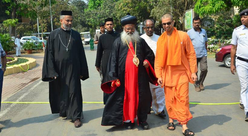 catholic bava visits sriramakrishna mission headquarters