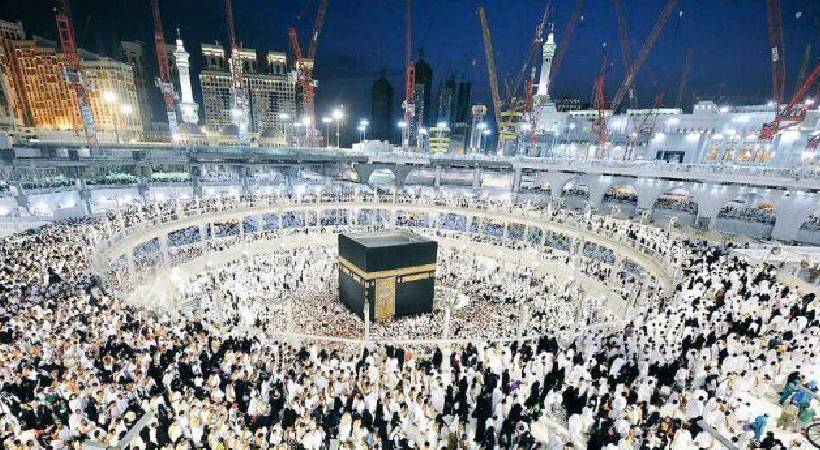 pilgrims flock to mecca