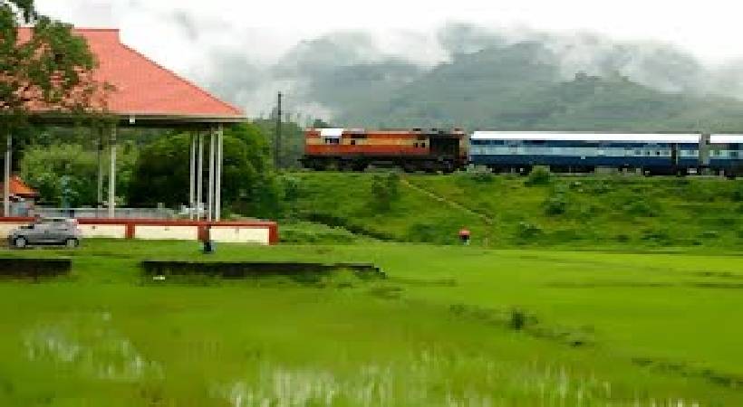 two fell of train while recording uthralikkavu pooram in mobile