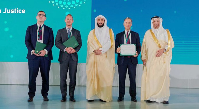 Minister of Justice, Dr. Walid Al-Samaani (Center), and Minister of Investment, Eng. Khaled Al-Falih (right), handed over in Riyadh on Sunday, the first licenses issued to foreign law firms operating in Saudi Arabia to officials in Herbert Smith Freehills, Latham & Watkins, and Clifford Chance. (SPA)