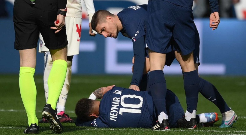 Neymar injured on PSG vs Nantes game