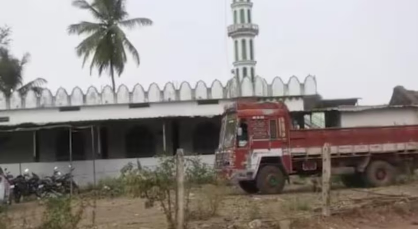Stones pelted at mosque in Karnataka's Haveri, 15 detained