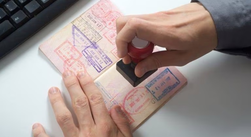Expats must have Dh10000 salary to sponsor 5 relatives