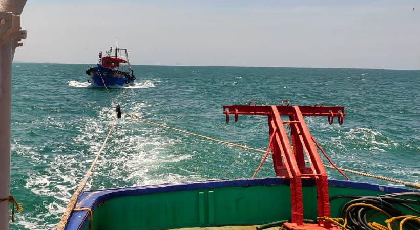 Boat and fishermen stranded at sea Fisheries Rescue Boat helps