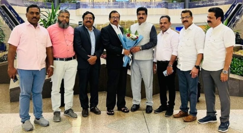 KMCC leaders grand welcome to KNA Khader who arrived in Saudi