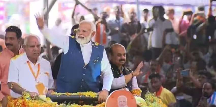 security-breach-during-pm-modi-s-road-show-one-detained