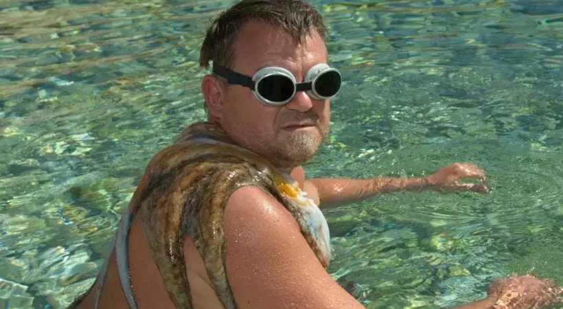 Florida man arrested for walking naked on street claims he's from different Earth