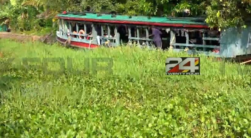 kottayam alappuzha boat trapped
